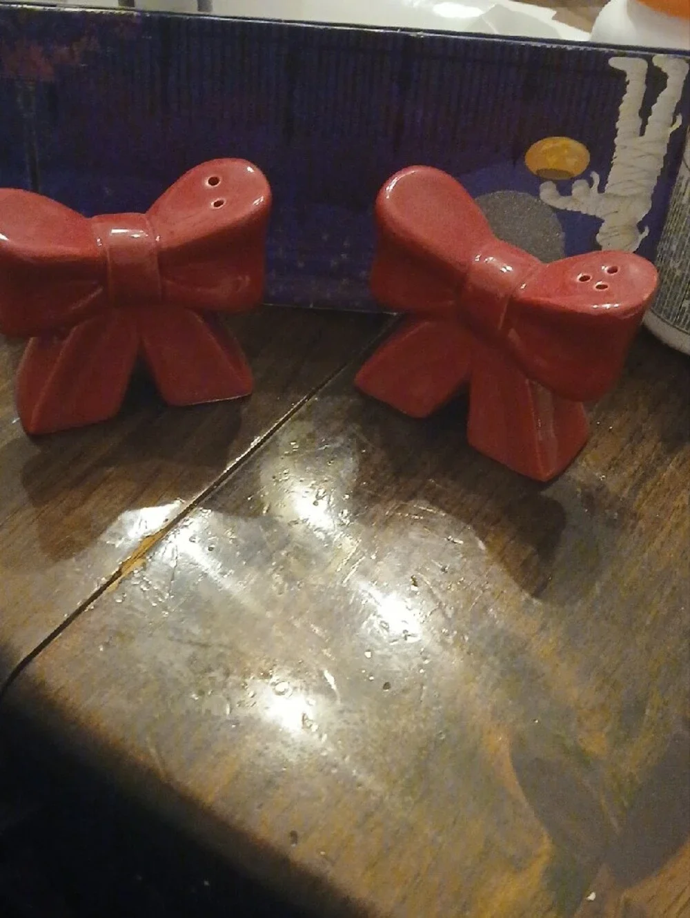 Red Bow Salt and Pepper Shaker Set - Decorative Accessory For Holidays  NWOT